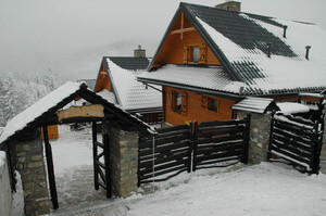 chata góralska zimą
